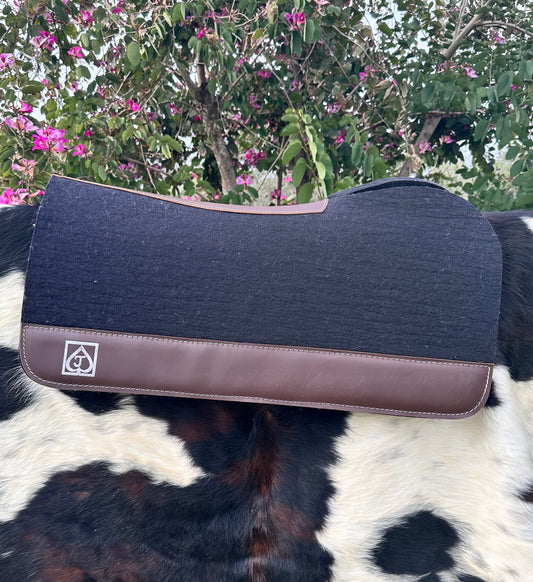 Black cutback saddle pad