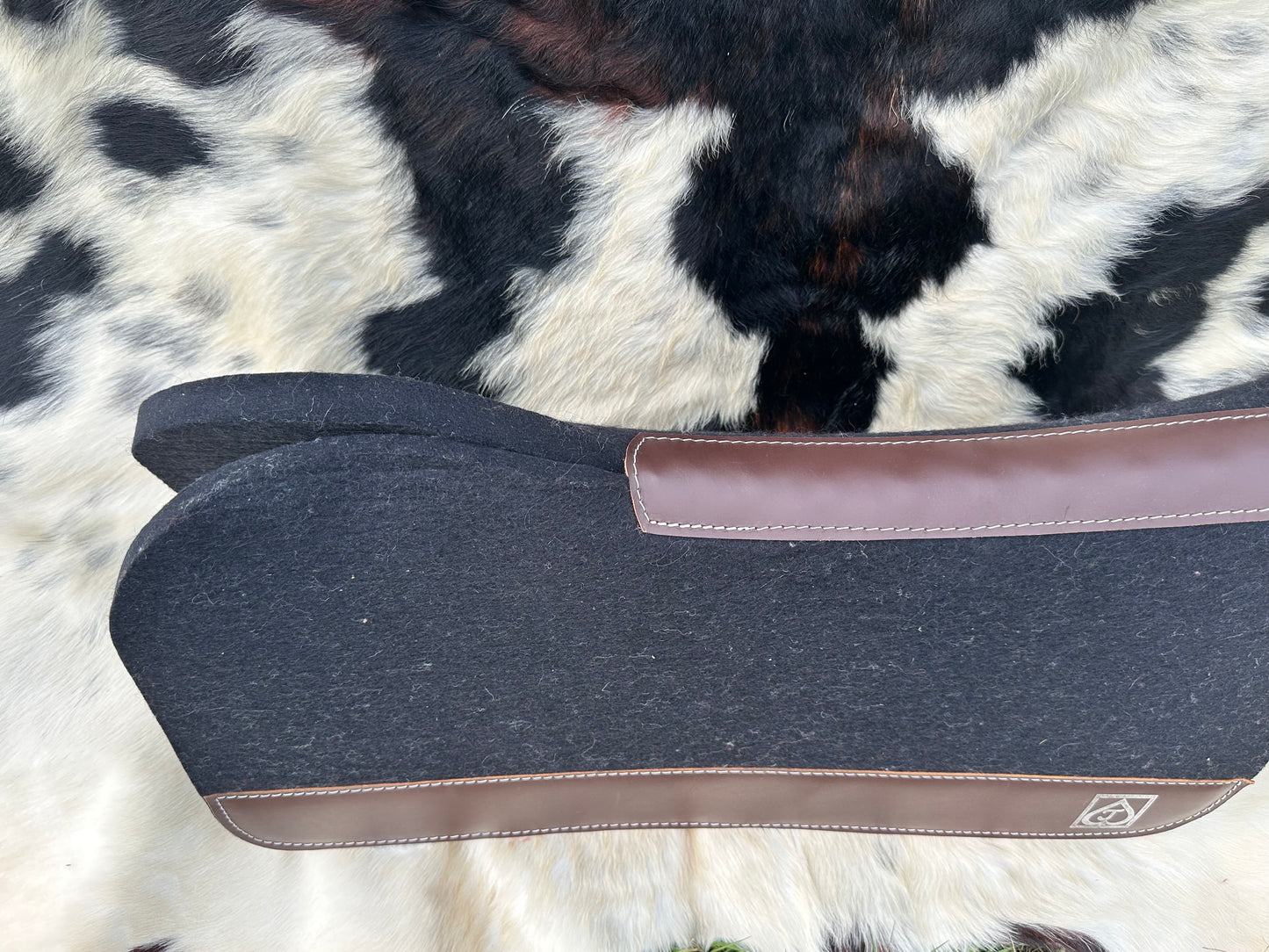 Black cutback saddle pad